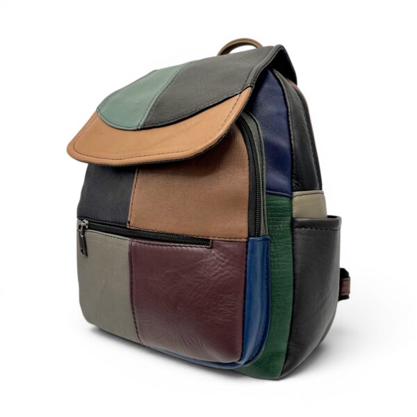 Rucsac din piele multicolor, ideal pentru stil casual și urban, cu multiple compartimente și design.