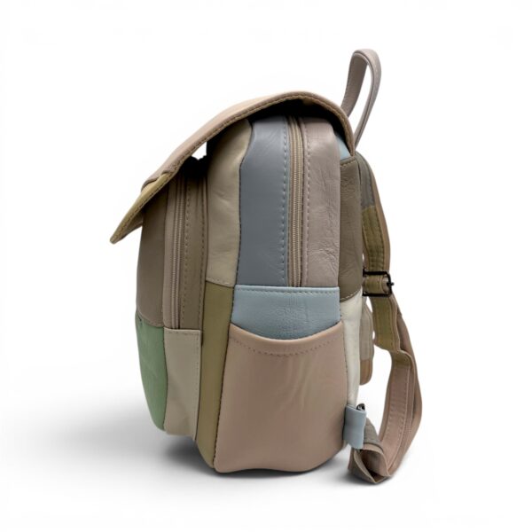 Rucsac casual pentru școală, drumeții și activități zilnice, cu multiple compartimente și design erg.