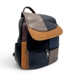 Rucsac modern din piele și textil, ideal pentru școală, muncă sau excursii, cu multiple compartiment.