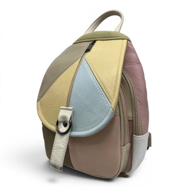 Rucsac casual din piele ecologică, design colorat și funcționalitate.