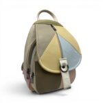 Rucsac din piele colorată, modern și funcțional, pentru stil și confort.