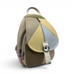 Rucsac din piele colorată, modern și funcțional, pentru stil și confort.