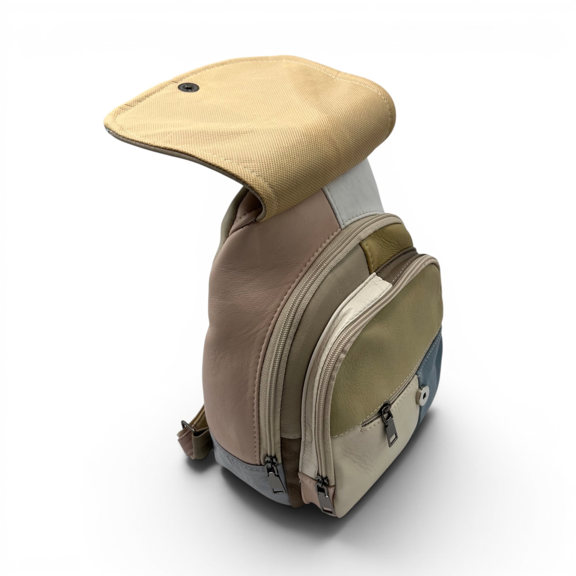 Rucsac pentru drumeții, camping și aventuri în natură, cu multiple compartimente și design ergonomic.