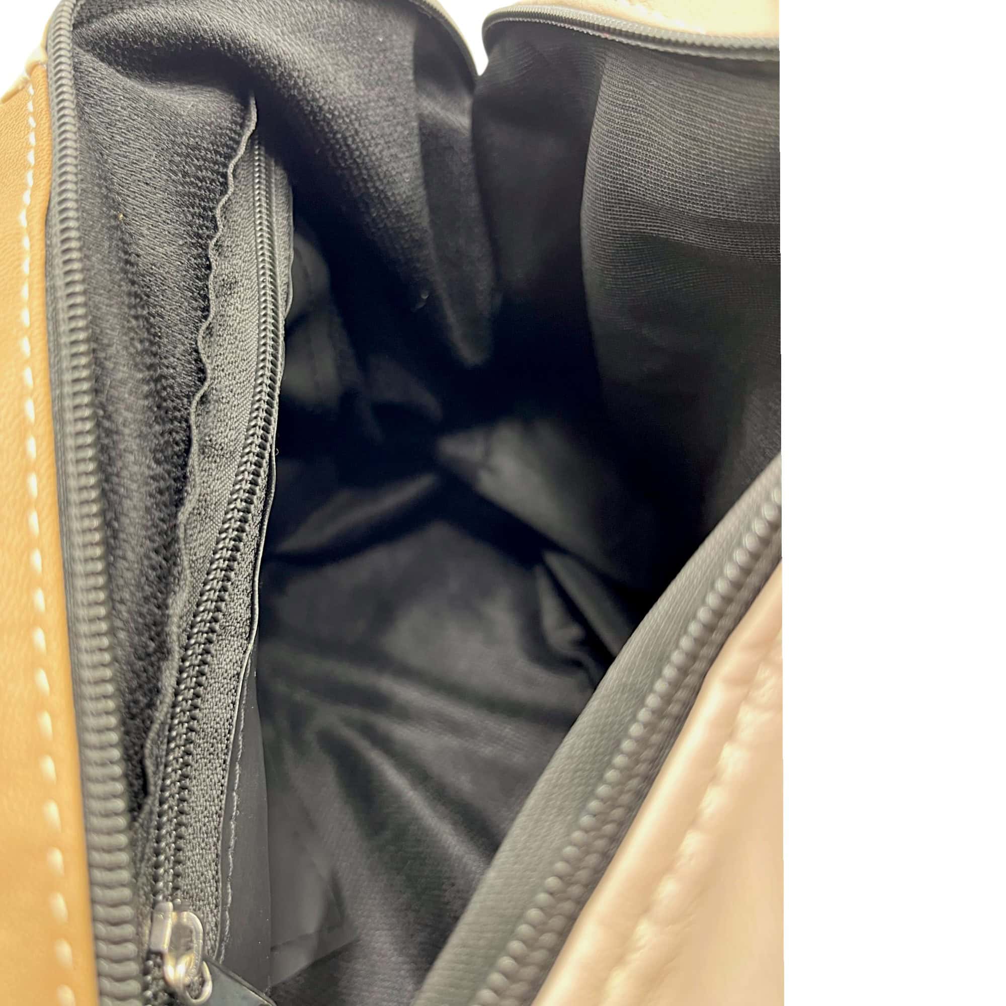 Rucsac pentru laptop și accesorii, spațios și durabil, ideal pentru călătorii și utilizare zil.