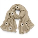 Eșarfă damă Soft Petals S161-3 – bej nisipiu cu flori brodate, 180 × 70 cm, Cutie Cadou