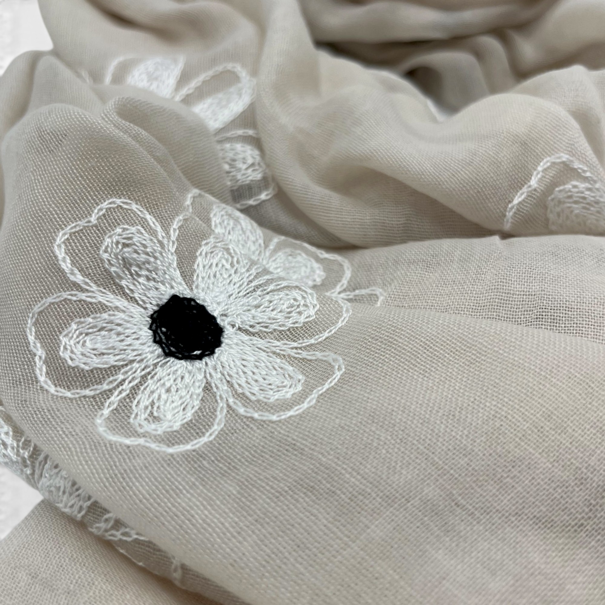 Eșarfă damă Soft Petals S161-3 – bej nisipiu cu flori brodate, 180 × 70 cm, Cutie Cadou