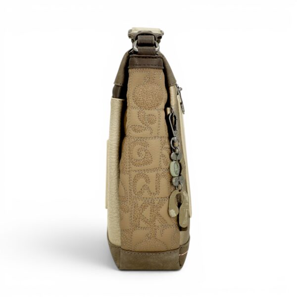 Geantă de umăr pentru outdoor, drumeții și aventuri, durabilă și practică.
