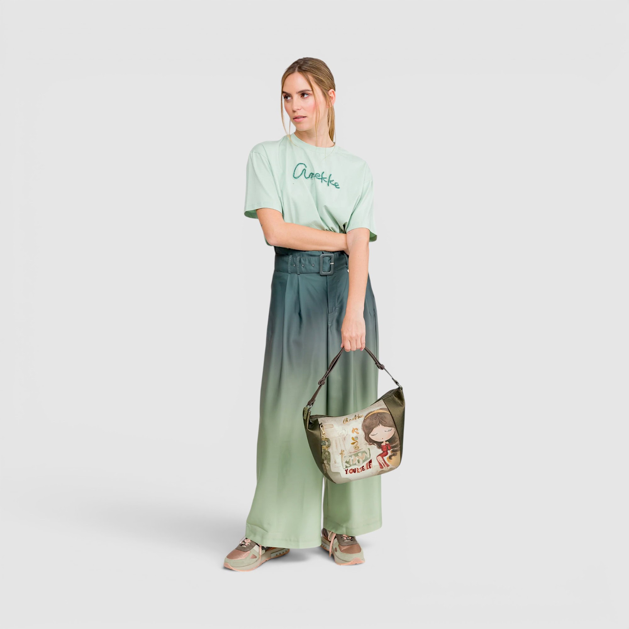 Geantă de umăr cu design artistic și detalii unice, perfectă pentru stil casual și modern.