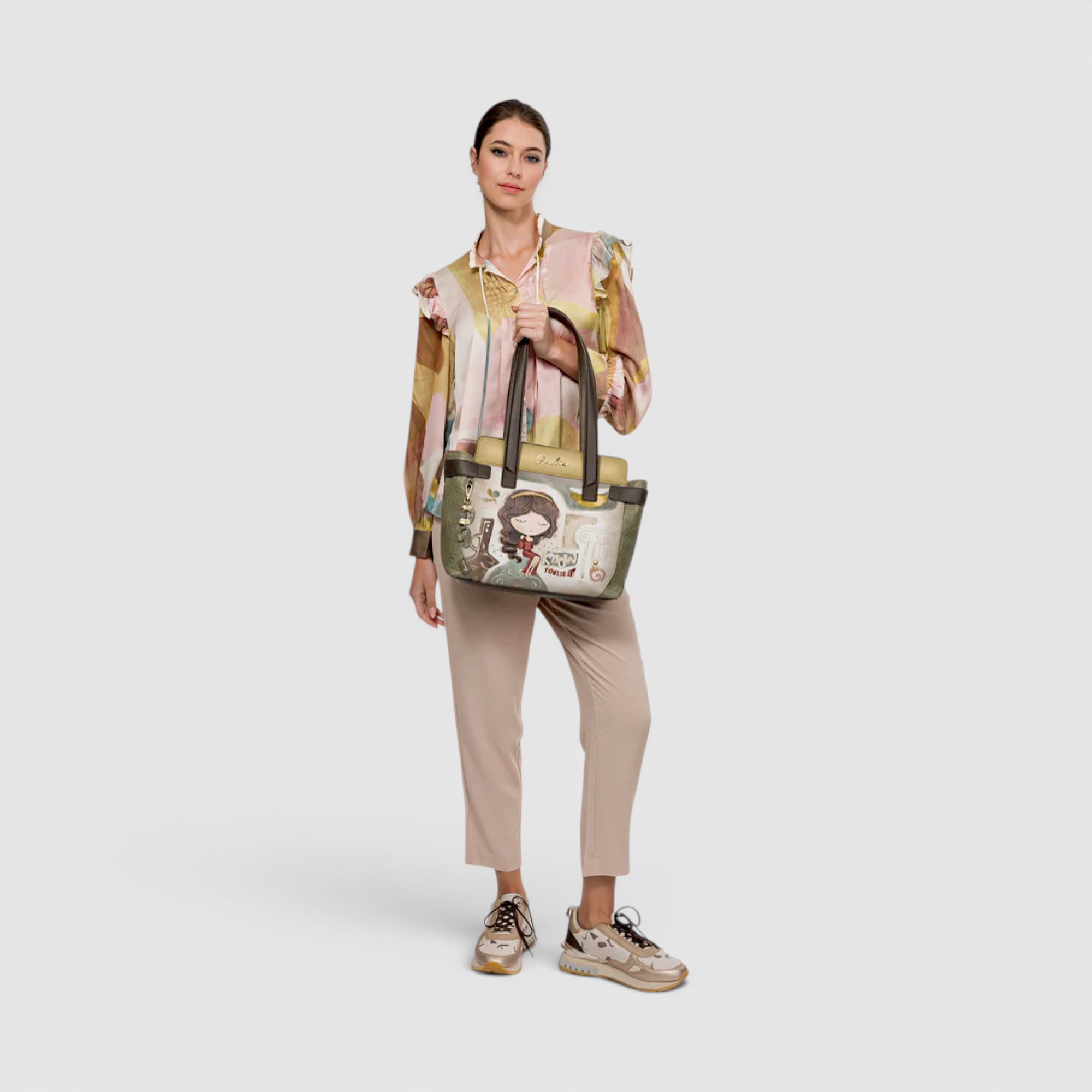 Geantă de damă cu design artistic și detalii moderne, perfectă pentru stil casual și elegant.