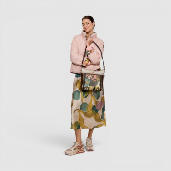 Geantă de designer și ținută casual pentru femei, perfectă pentru stilul urban și confortabil.
