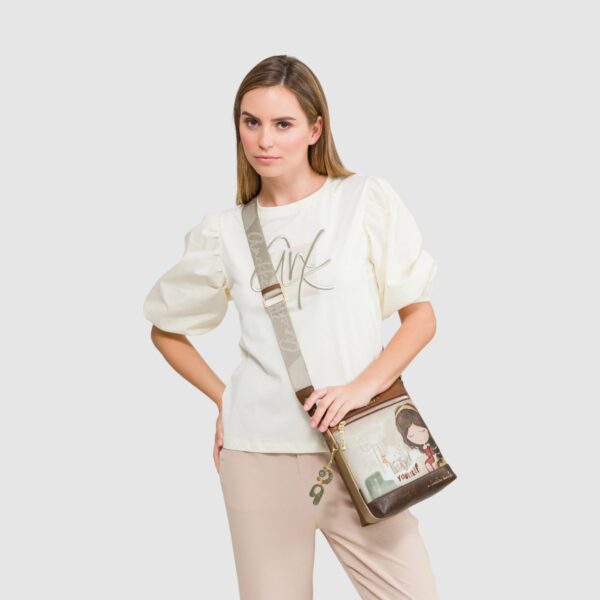 Geantă de umăr cu design artistic și imprimeu modern, perfectă pentru stil casual și accesorizare zi.