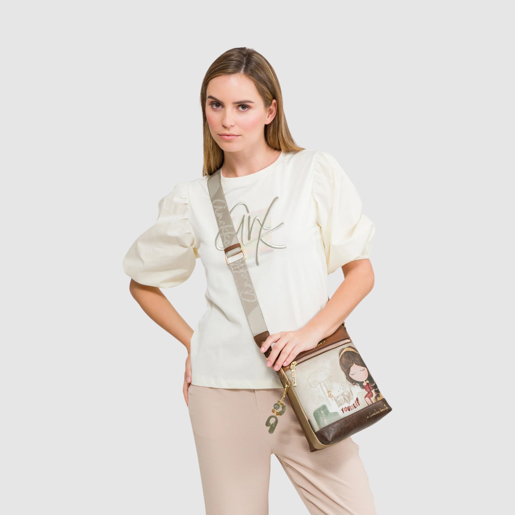 Geantă de umăr cu design artistic și imprimeu modern, perfectă pentru stil casual și accesorizare zi.
