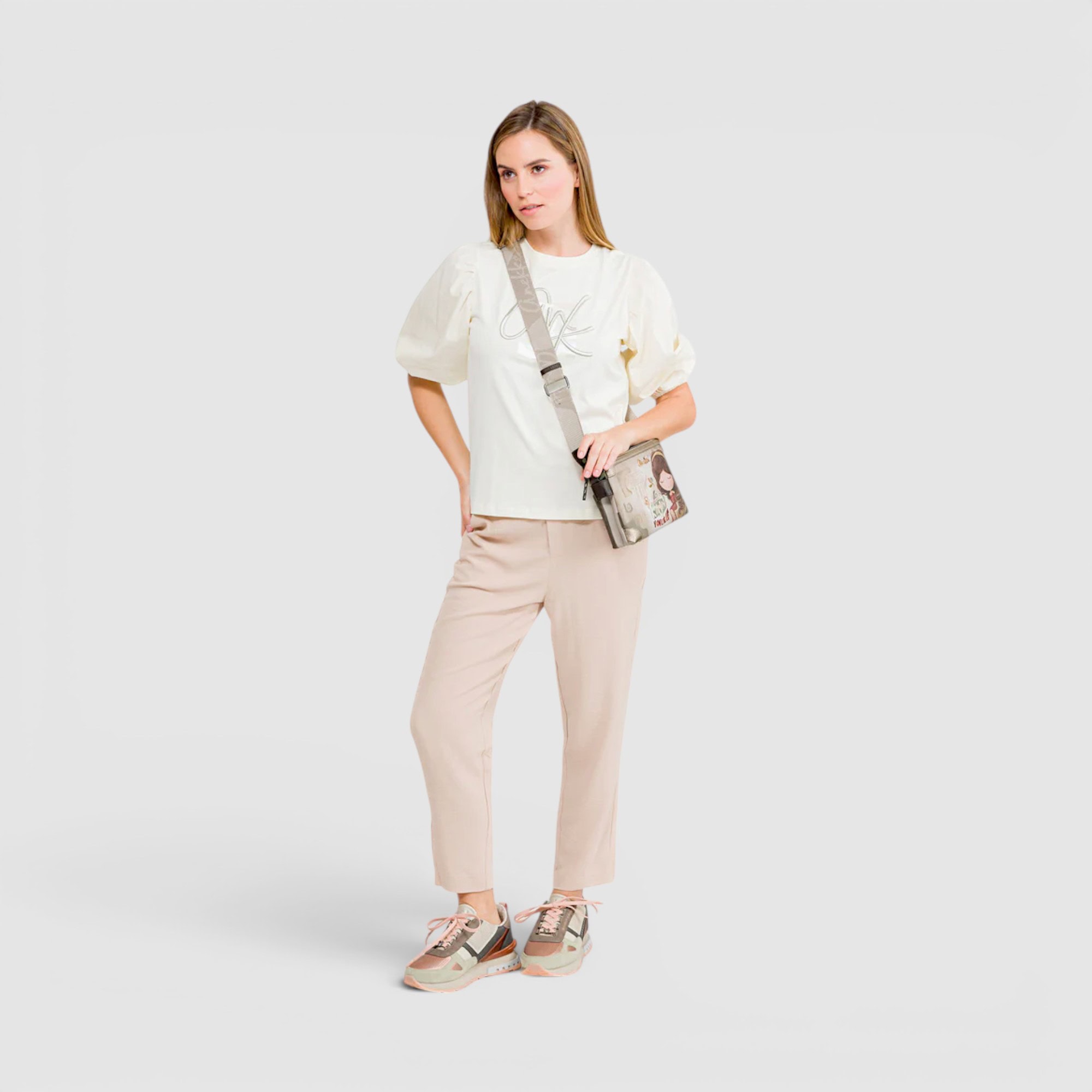 EvoStyle, îmbrăcăminte casual pentru femei, pantaloni bej și tricou alb, stil relaxat și modern.