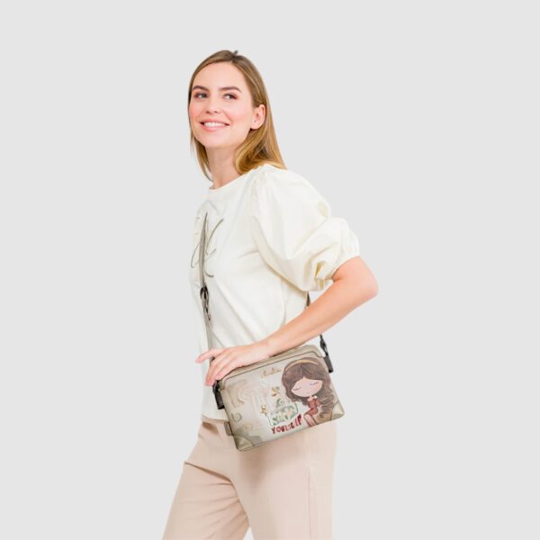 Geantă de umăr cu design artistic și detalii elegante, perfectă pentru stilul casual și modern.