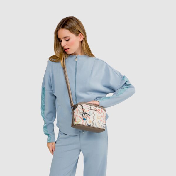Geantă de umăr cu design colorat și logo EVoStyle pentru un look modern și vibrant.
