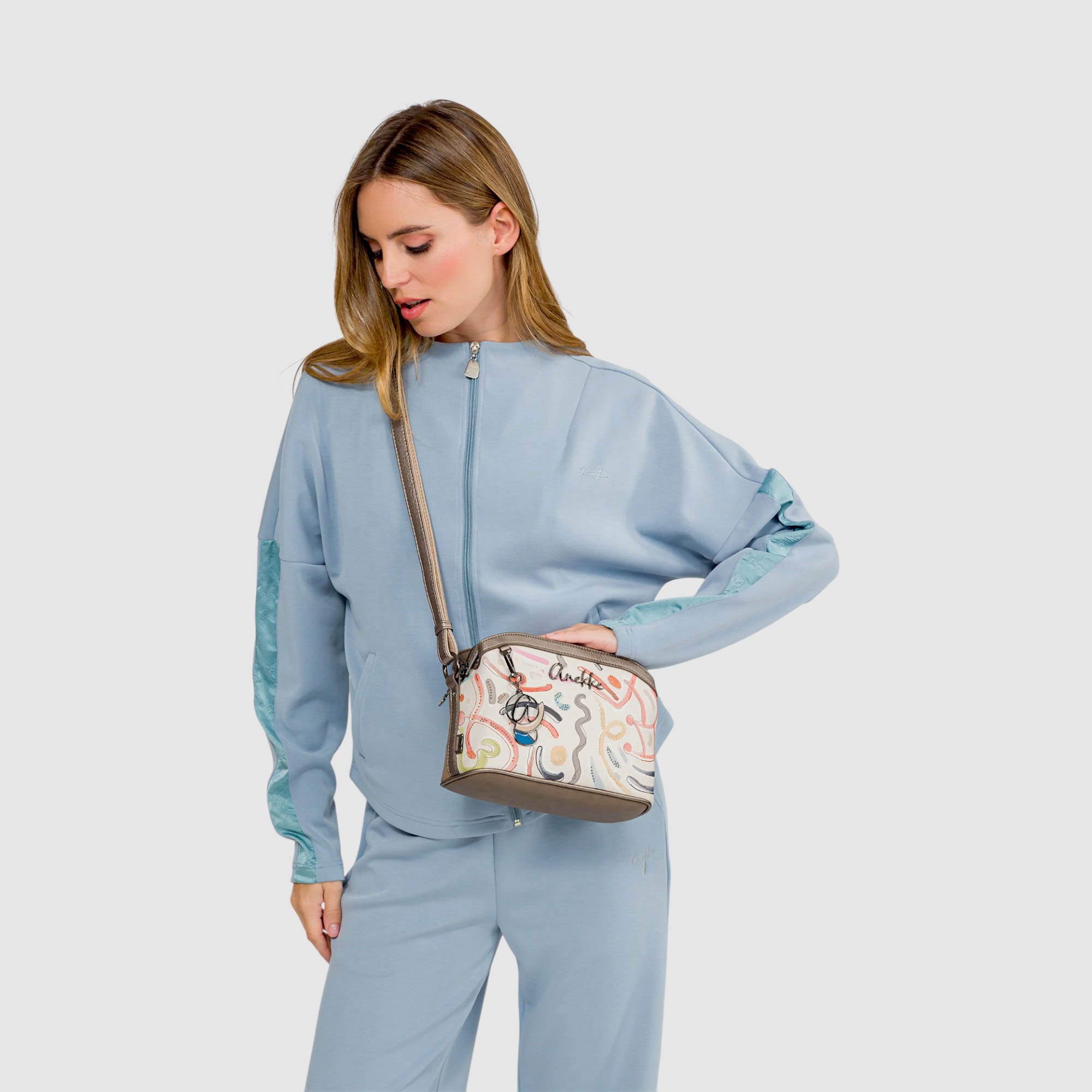 Geantă de umăr cu design colorat și logo EVoStyle pentru un look modern și vibrant.