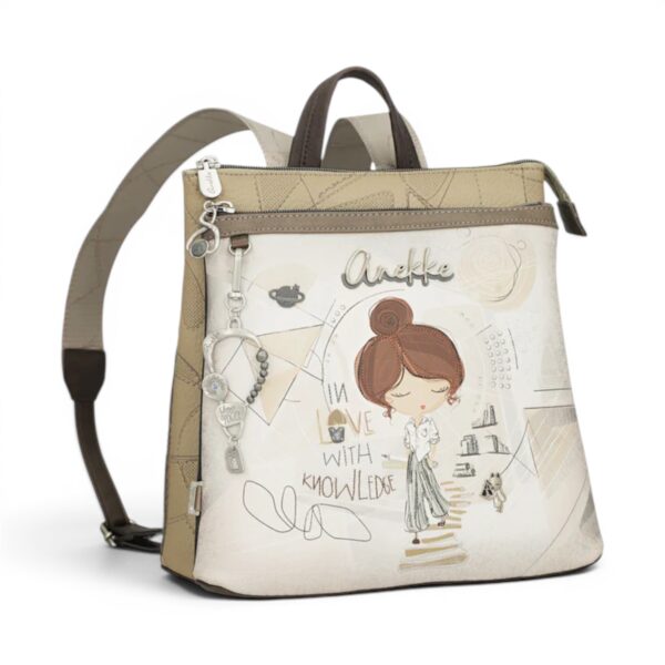 Rucsac de damă cu design artistic și imprimeu cu personaj și elemente creative.