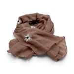 Eșarfă damă Soft Petals S161-6 – maro taupe cu flori brodate, bumbac și vâscoză, 180 × 70 cm, cutie cadou
