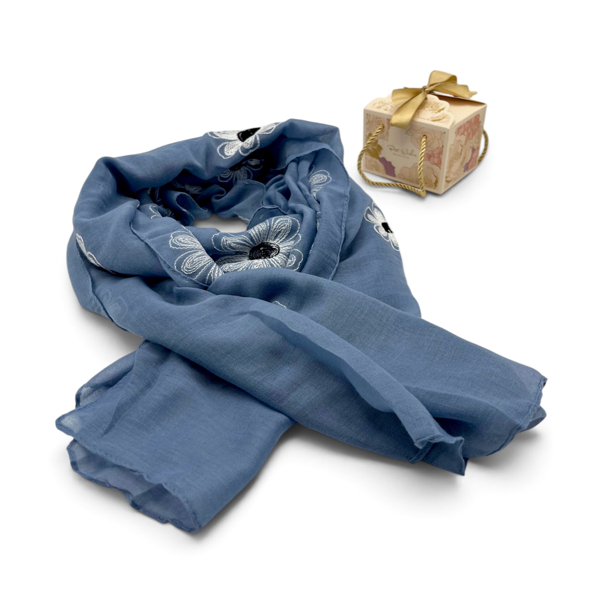 Eșarfă damă Soft Petals S161-9 – albastru denim cu flori brodate, bumbac și vâscoză, 180 × 70 cm, cutie cadou