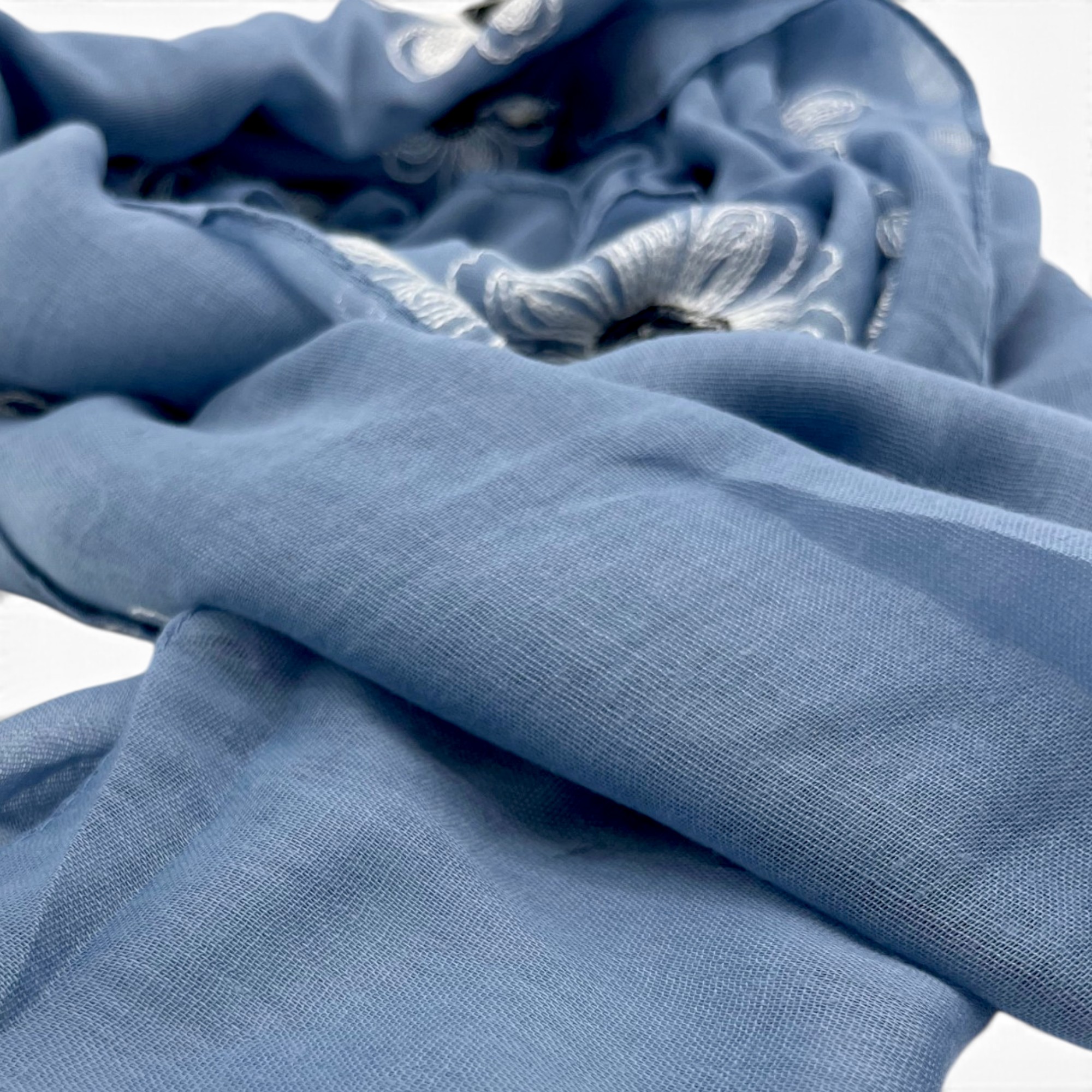 Eșarfă damă Soft Petals S161-9 – albastru denim cu flori brodate, bumbac și vâscoză, 180 × 70 cm, cutie cadou