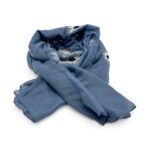 Eșarfă damă Soft Petals S161-9 – albastru denim cu flori brodate, bumbac și vâscoză, 180 × 70 cm, cutie cadou
