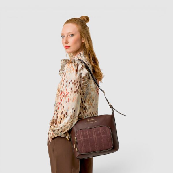 Geantă damă Anekke Essence 43643-249 Burgundy – crossbody mare cu buzunare frontale, 29 × 24 × 10 cm