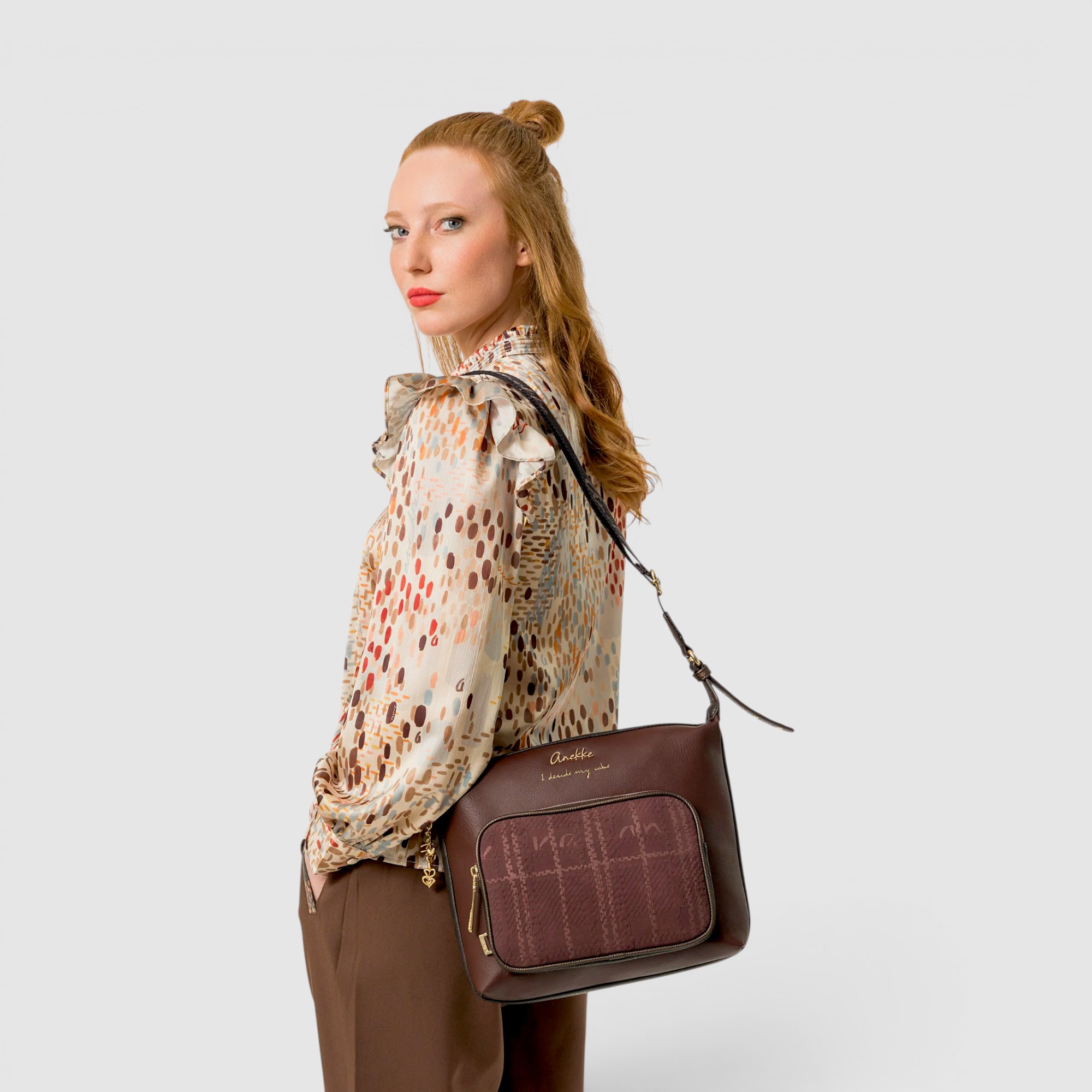 Geantă damă Anekke Essence 43643-249 Burgundy – crossbody mare cu buzunare frontale, 29 × 24 × 10 cm (9) Geantă damă Anekke Essence 43643-249 Burgundy – crossbody mare cu buzunare frontale, 29 × 24 × 10 cm