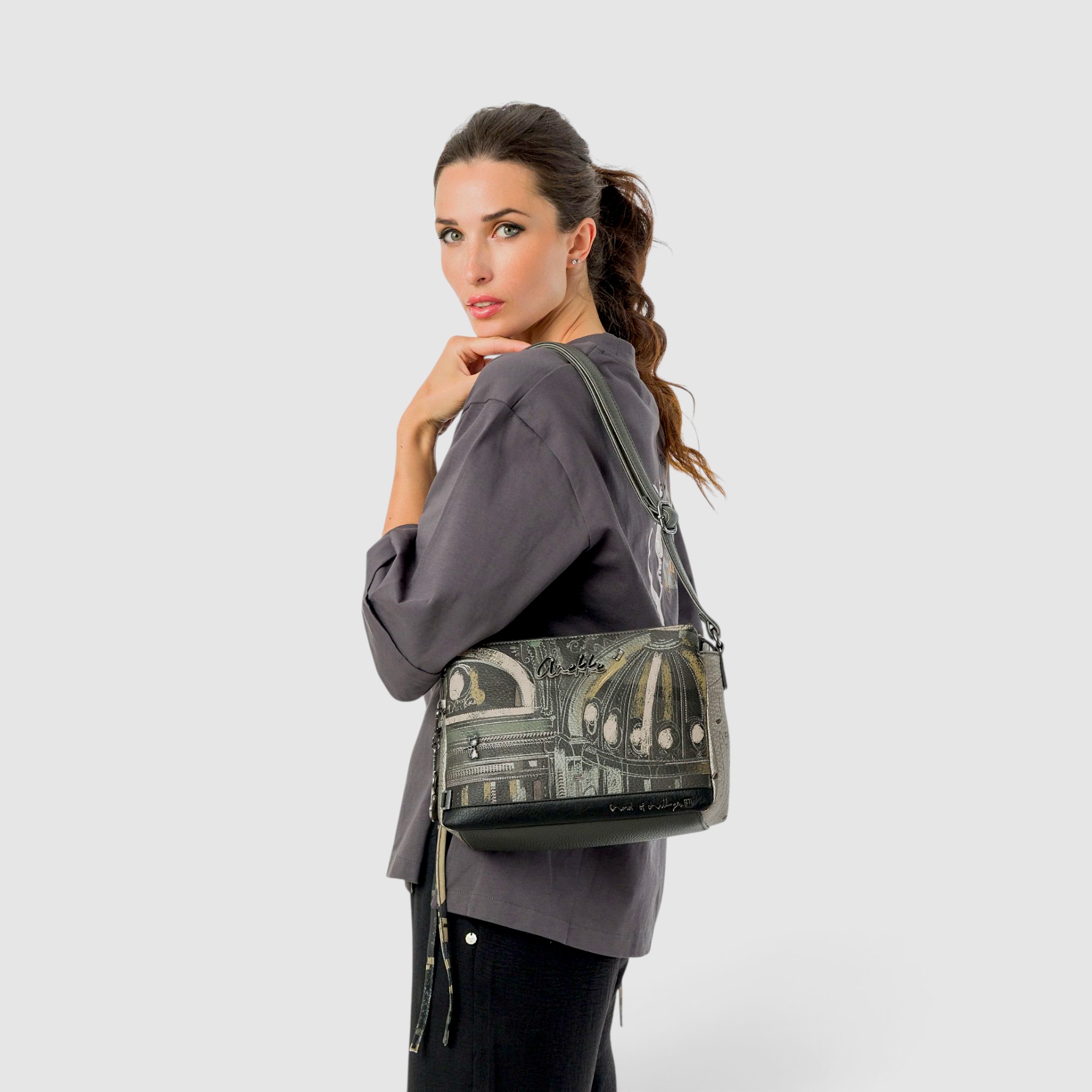 Geantă damă Anekke Melody 43813-184 – crossbody medie-mare cu 3 compartimente, 31 × 20 × 10 cm (10) Geantă damă Anekke Melody 43813-184 – crossbody medie-mare cu 3 compartimente, 31 × 20 × 10 cm
