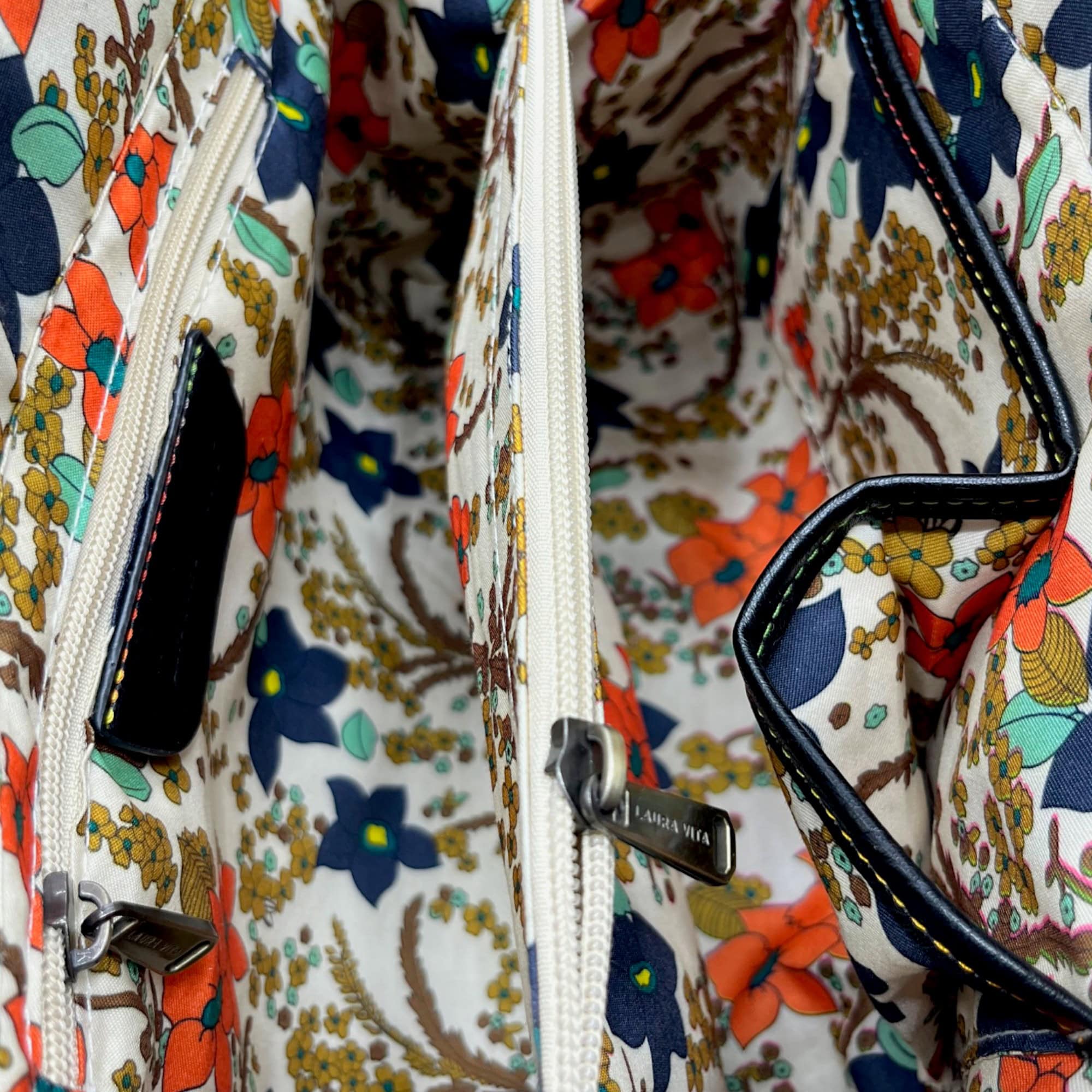 Geantă de mână și crossbody cu motive florale aurii, design elegant.