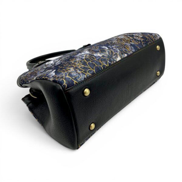 Geantă de mână și crossbody cu motive florale aurii.