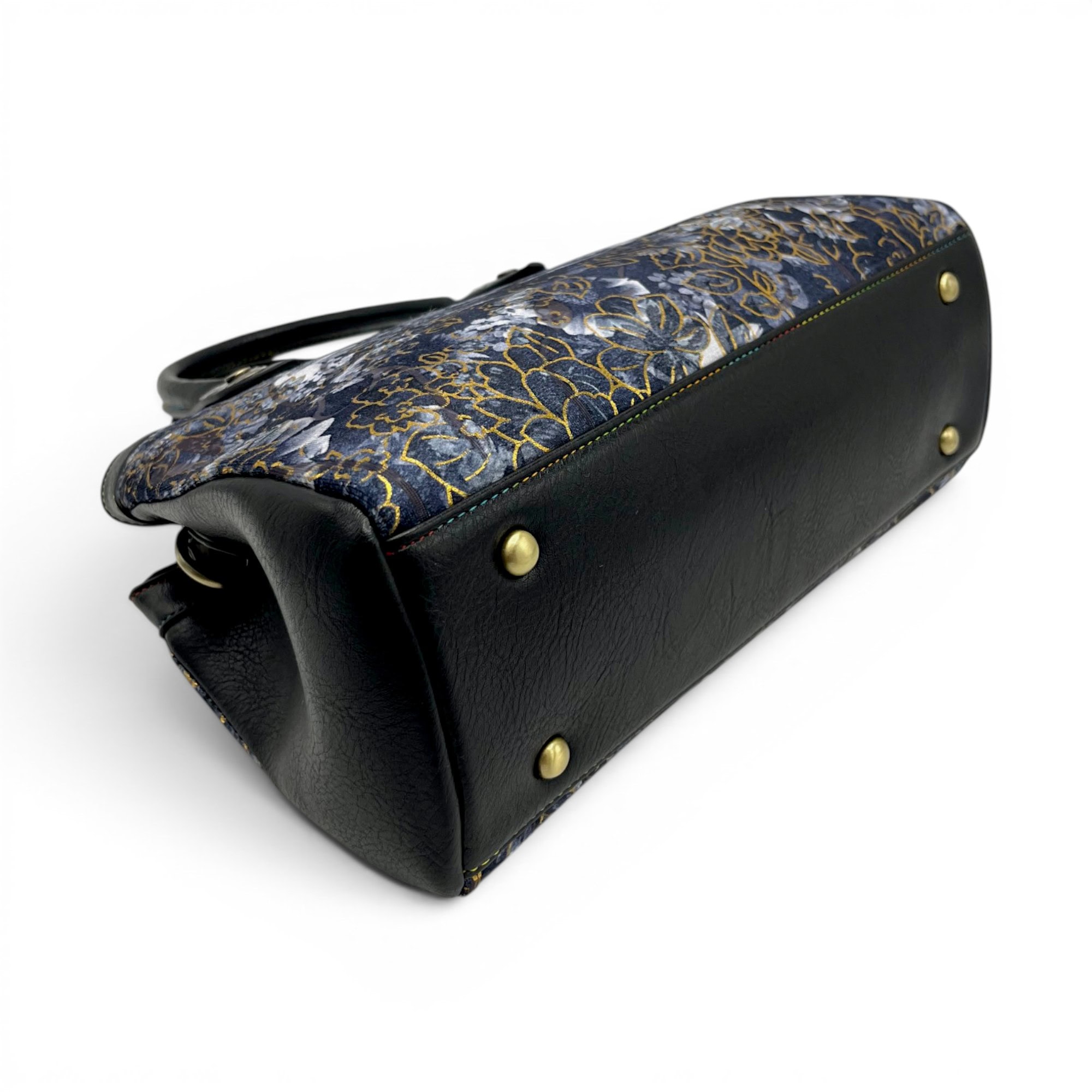 Geantă de mână și crossbody cu motive florale aurii.