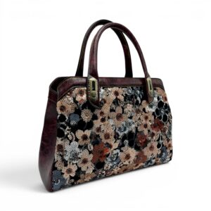 Geantă de damă cu model floral și mânere din piele.