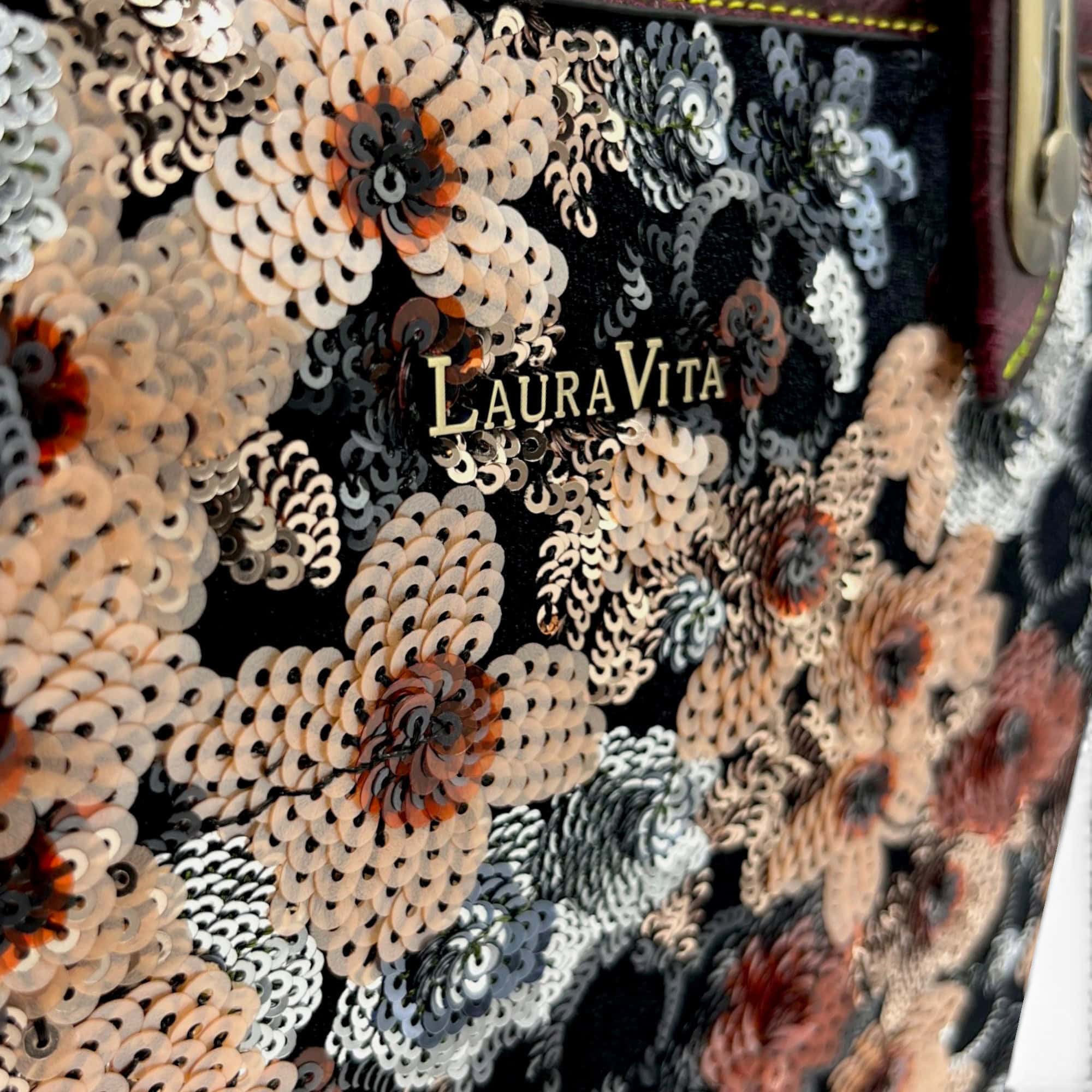 Geantă Laura Vita cu aplicații florale din paiete, detaliu elegant.