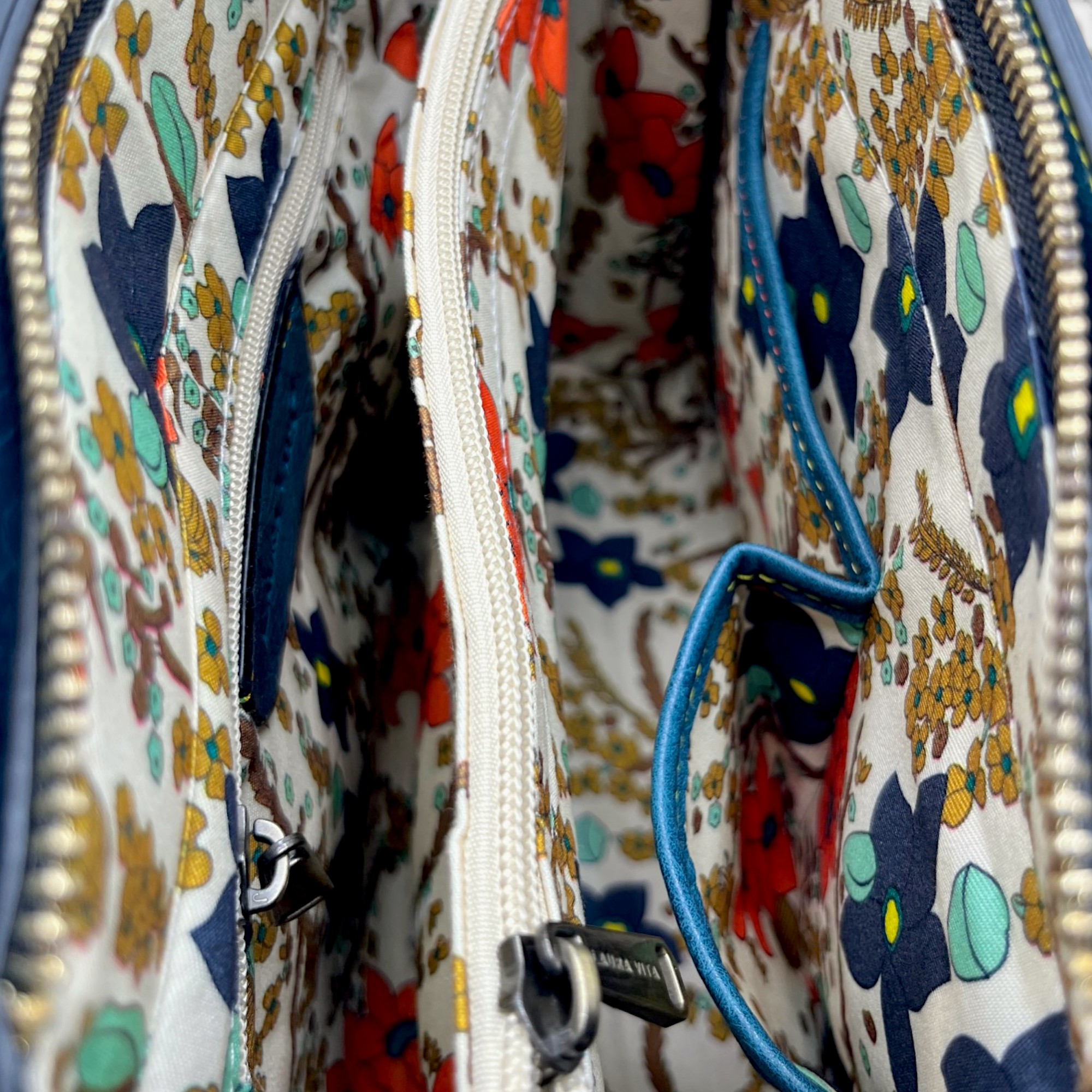 Geantă damă Laura Vita AUREA 06 Bleu – imprimeu paisley, geantă de umăr și crossbody, 30 × 25 × 10 cm (2) Geantă damă Laura Vita AUREA 06 Bleu – imprimeu paisley, geantă de umăr și crossbody, 30 × 25 × 10 cm