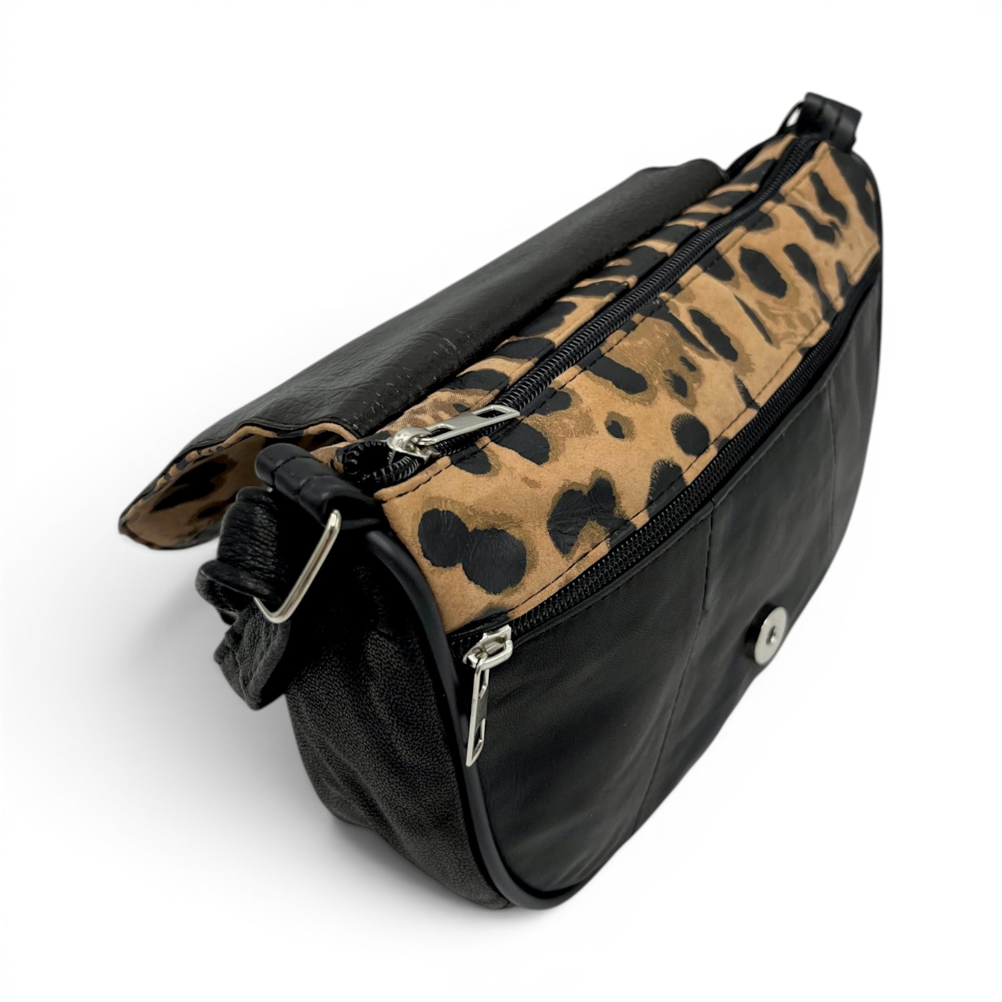 Geantă damă mini neagră cu clapetă animal print leopard.