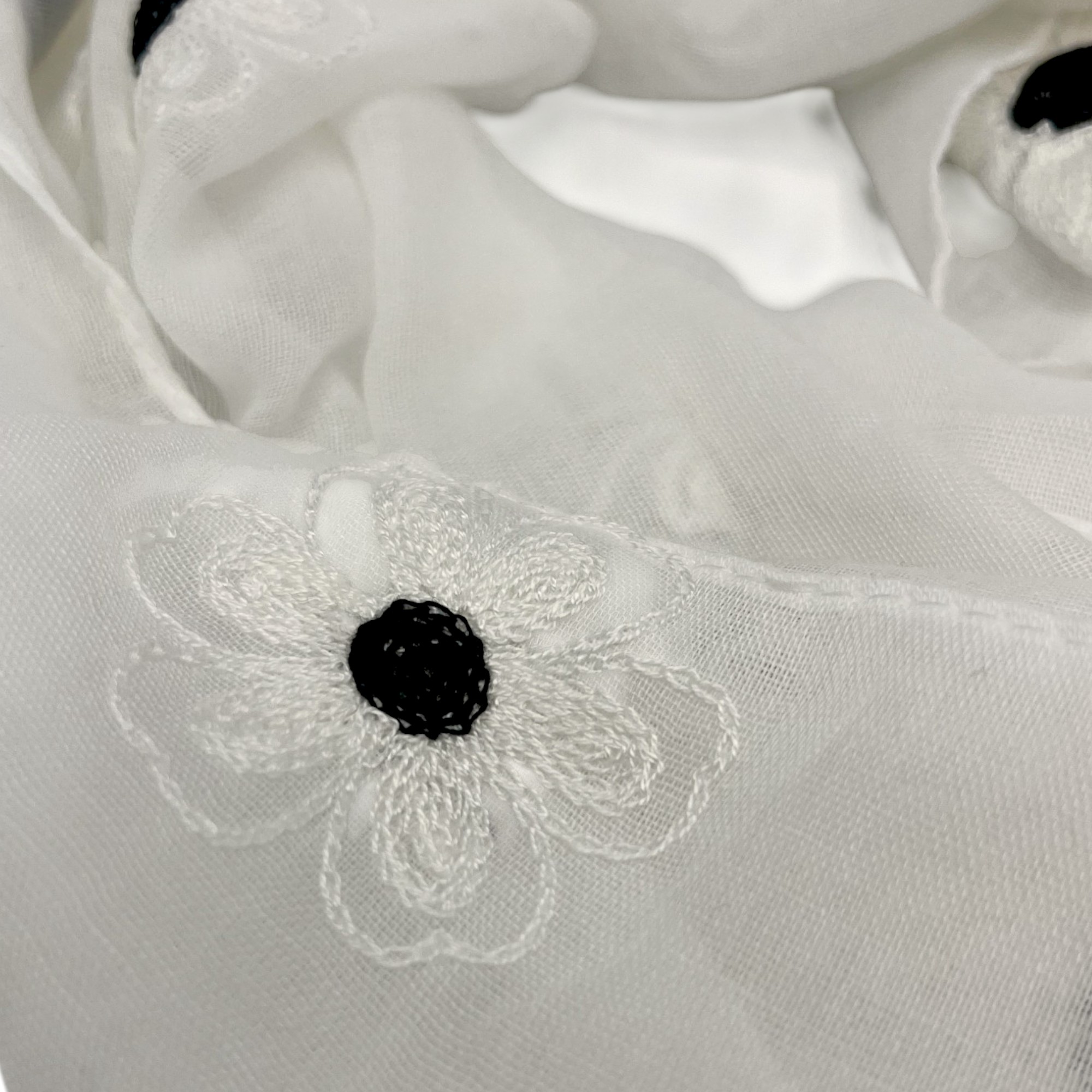 Eșarfă damă Soft Petals S161-5 – alb ivoire cu flori brodate, bumbac și vâscoză, 180 × 70 cm, cutie cadou