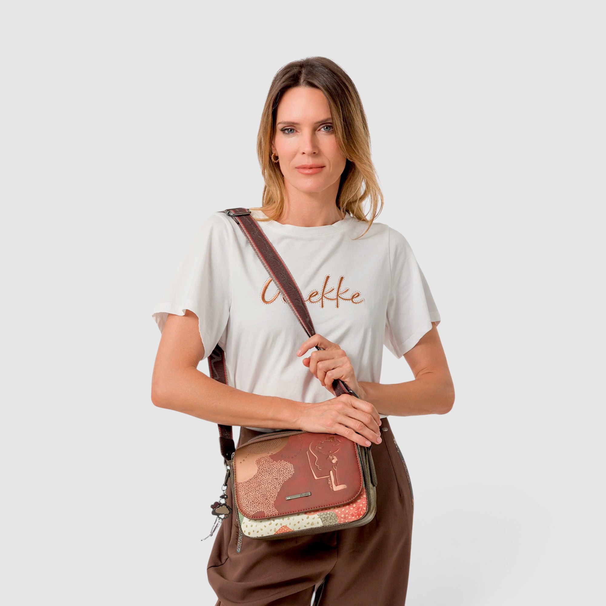Geantă damă Anekke Odyssey 43833-349 – crossbody cu clapetă și 3 compartimente, 25 × 20 × 10 cm