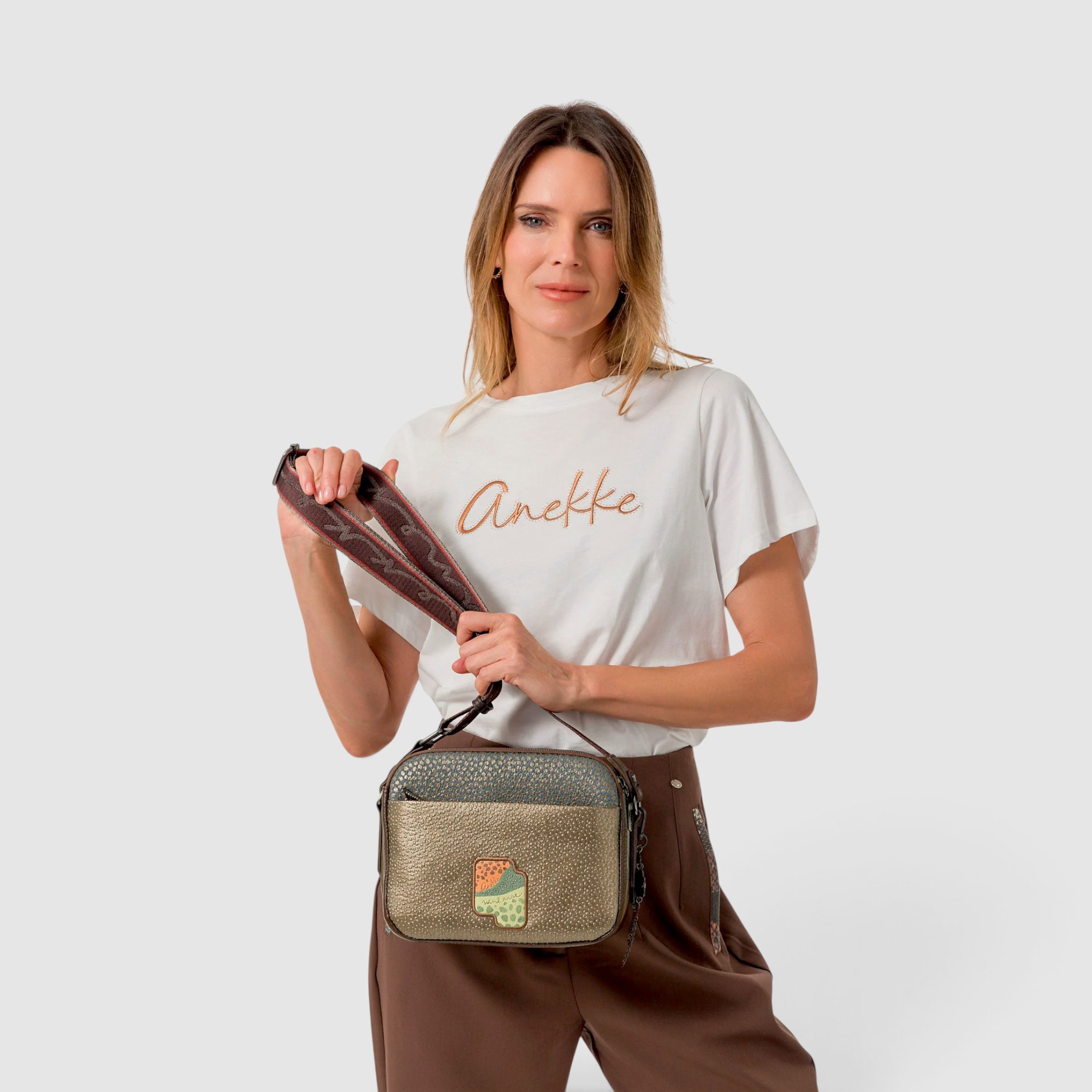 Geantă damă Anekke Odyssey 43833-349 – crossbody cu clapetă și 3 compartimente, 25 × 20 × 10 cm