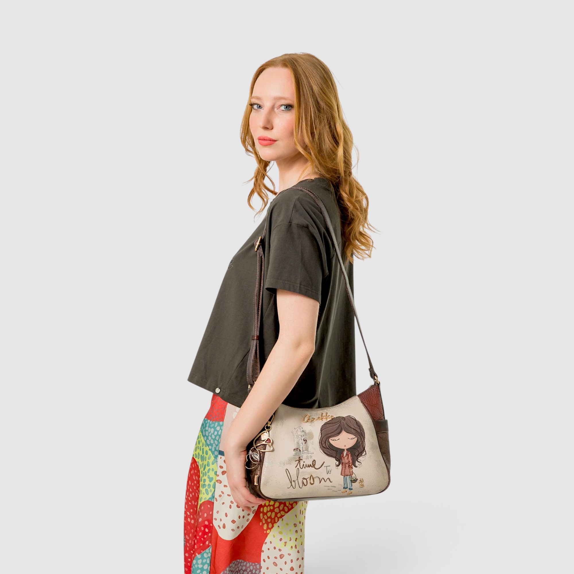 Geantă damă Anekke Tulip 43703-002 – crossbody mare cu buzunare laterale, 32 × 23 × 11 cm (9) Geantă damă Anekke Tulip 43703-002 – crossbody mare cu buzunare laterale, 32 × 23 × 11 cm