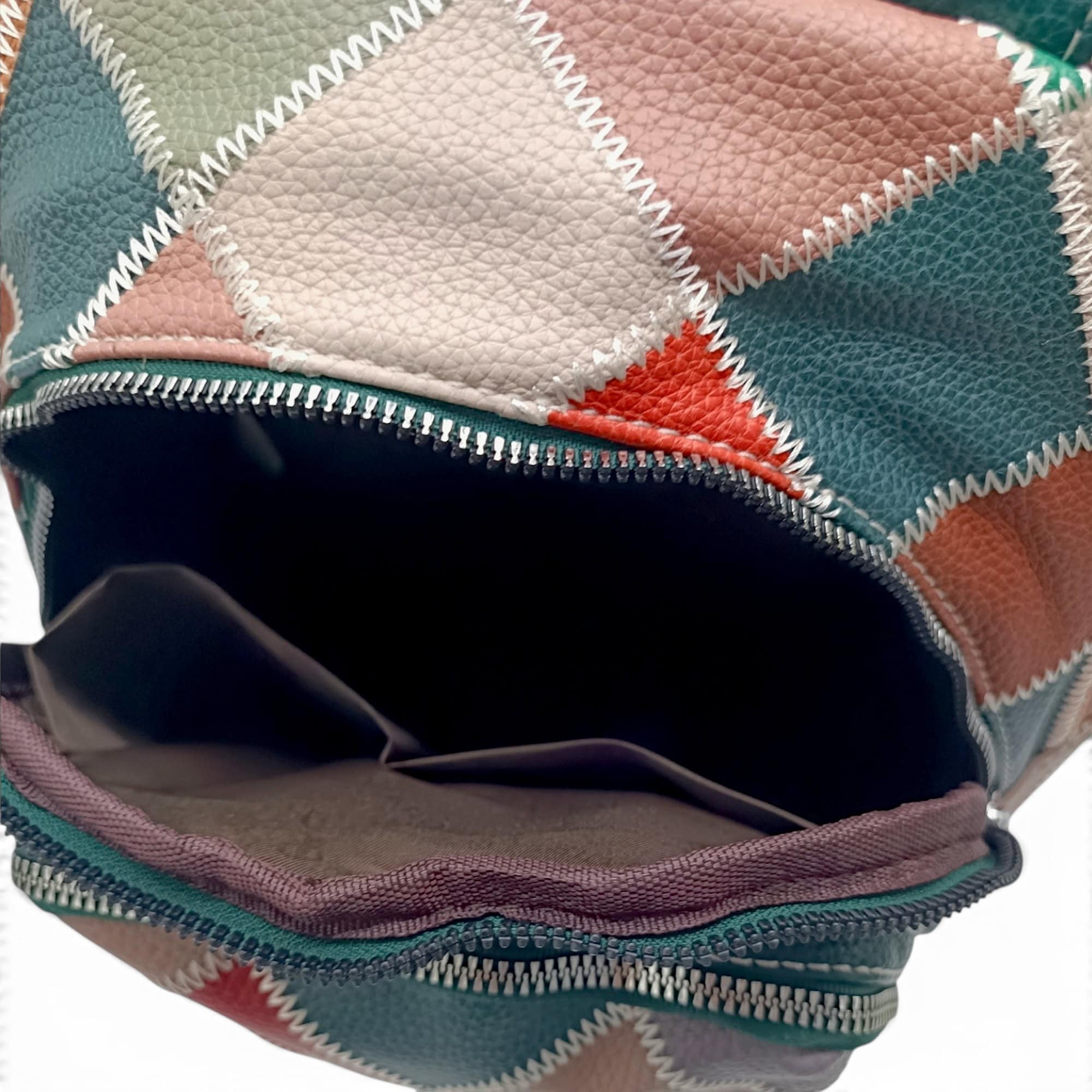 Rucsac damă verde cu model patchwork și fermoar deschis.