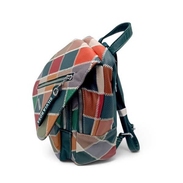 Rucsac damă verde cu model patchwork, compartiment cu fermoar și bretele ajustabile.