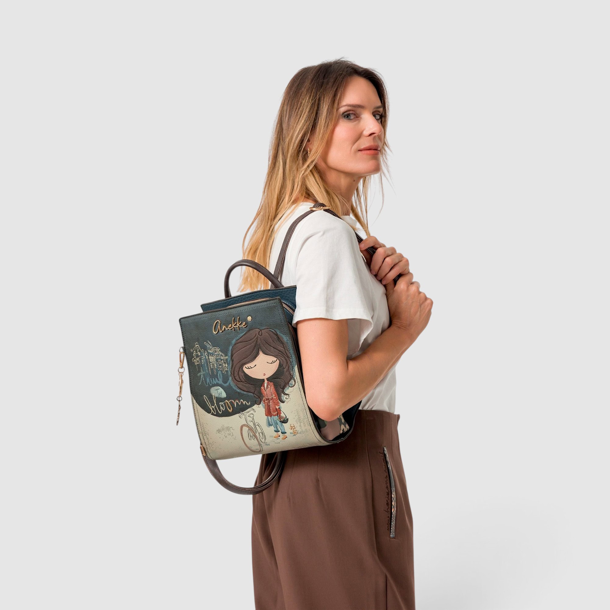 Rucsac de damă cu ilustrație artistică și detalii elegante.