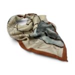 Batic damă ESF5-3, 70×70 cm, imprimeu floral cu cutie cadou – Crem și Cărămiziu