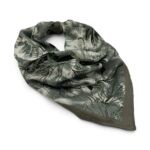 Batic damă cu imprimeu floral verde salvie, aranjat decorativ.
