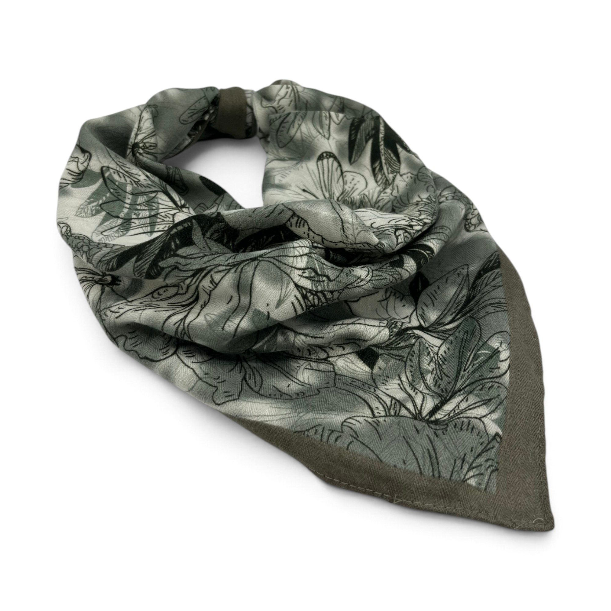 Batic damă cu imprimeu floral verde salvie, aranjat decorativ.