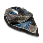 Batic damă ESF5-5 cu motive Paisley albastre și bordură neagră, aranjat decorativ.