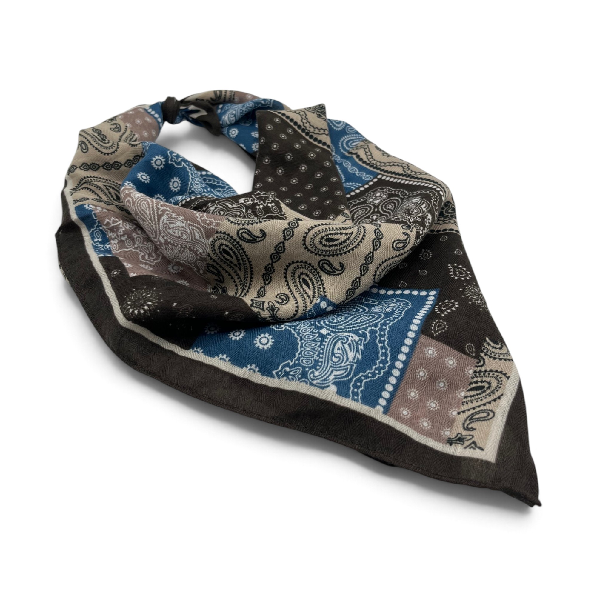 Batic damă ESF5-5 cu motive Paisley albastre și bordură neagră, aranjat decorativ.