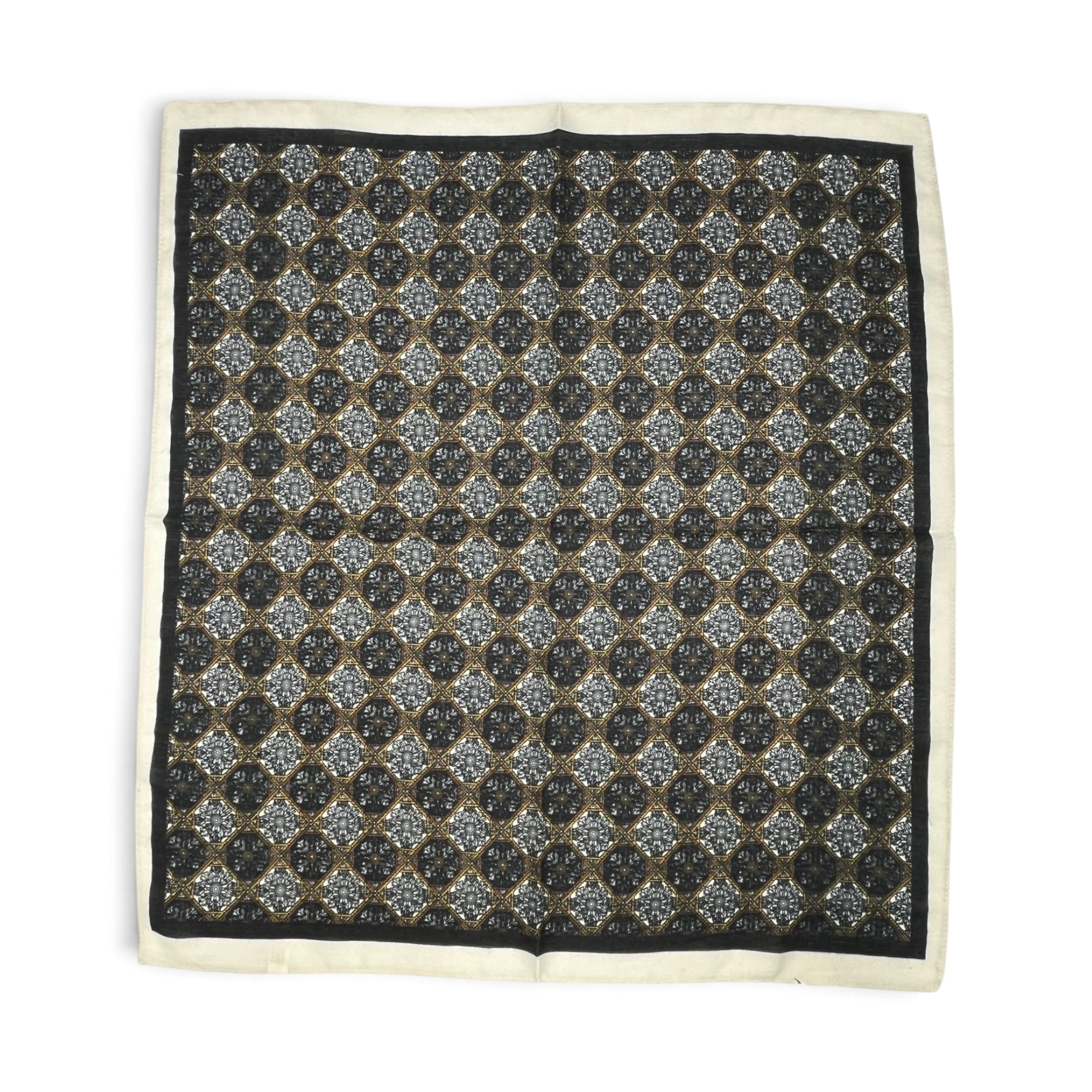 Batic damă ESF5-6, 70x70 cm, imprimeu geometric cu cutie cadou – Negru și Crem Batic damă ESF5-6 cu romburi și motive ornamentale, vedere completă.