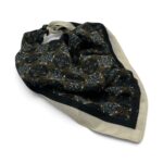 Batic damă ESF5-6 70x70 cm cu imprimeu geometric negru și crem, aranjat decorativ.