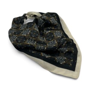 Batic damă ESF5-6 70x70 cm cu imprimeu geometric negru și crem, aranjat decorativ.